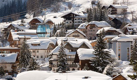 das verschneite Dorf Kolfuschh in Alta Badia im Winter