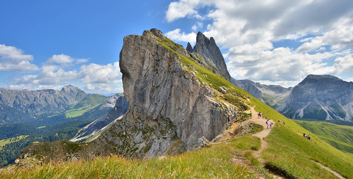 Eine Bergspitze mit eigenartiger Form in großer Höhe in Alta Badia