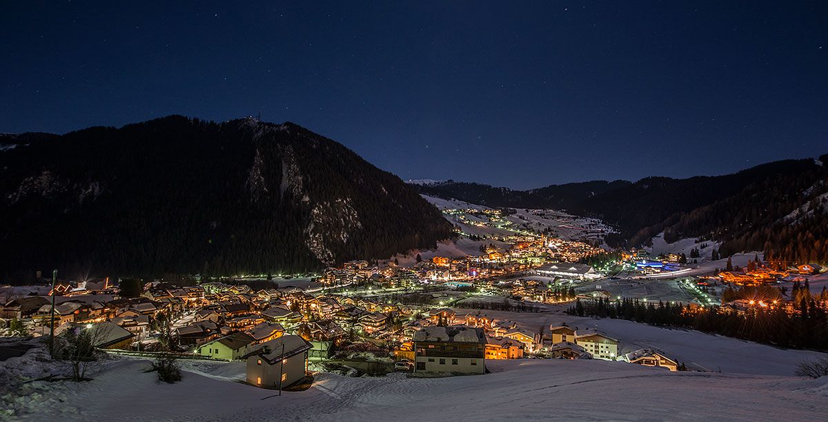 Un paese innevato con le luci brillanti in Alto Adige