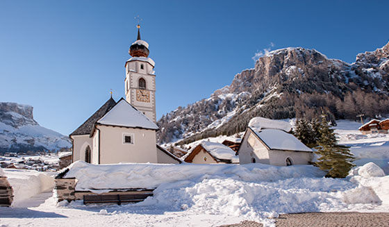 die Pfarrkirche St. Vigil in Kolfuschg im Winter