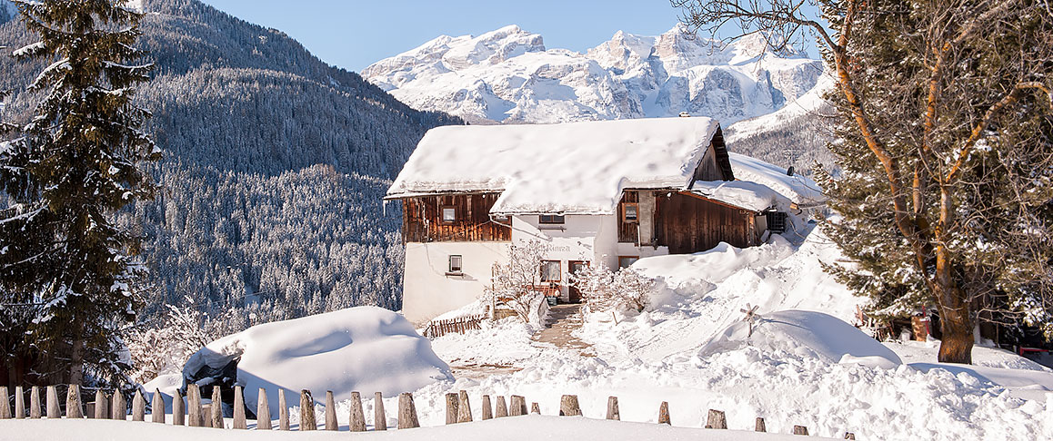 View of a snowy house in La Villa