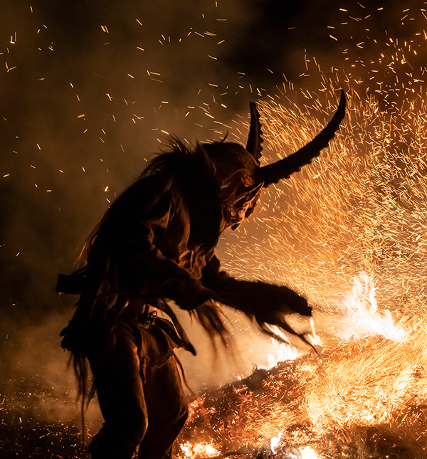 traditioneller südtiroler Krampus am Lagerfeuer>
