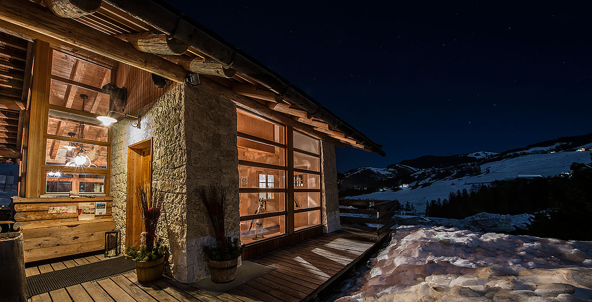 Moderne Schutzhütte in Alta Badia aus Holz und Stein im Winter