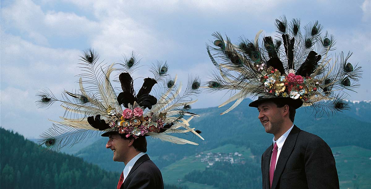 Zwei Männer mit einem typischen Kopfschmuck aus Alta Badia