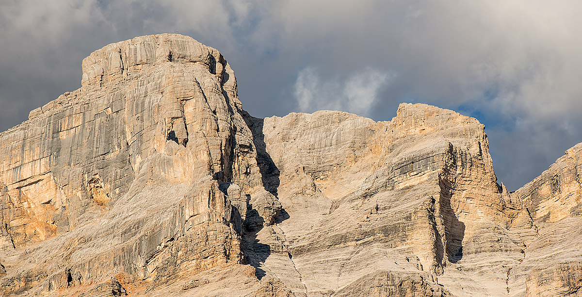 Ein Bergmassiv mit felsigen Wänden in den Dolomiten der Alta Badia