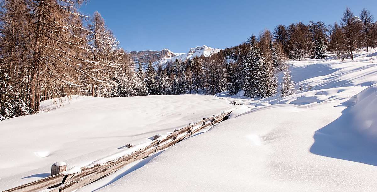 Paesaggio invernale dell'Alta Badia coperto di neve