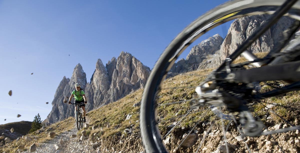 Ruota di bici con vista delle montagne dolomitiche