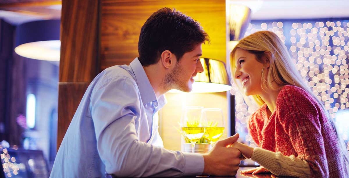 Una giovane coppia durante una cena romantica