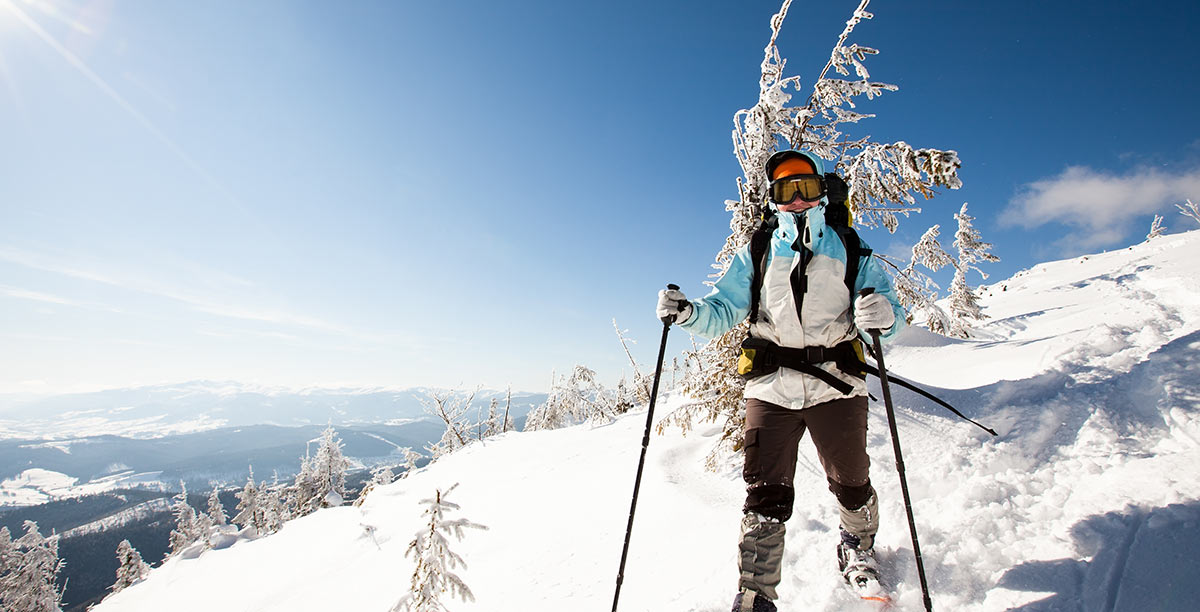 Frau mit schweren Skikleidern bekleidet in den Bergen von Alta Badia beim Wandern