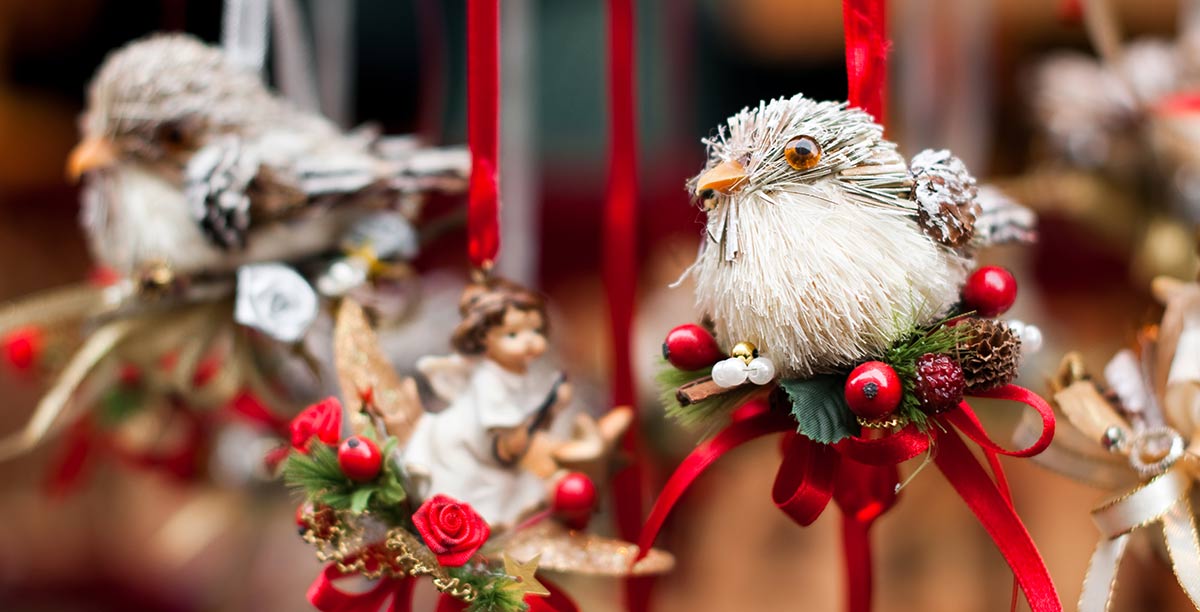 Weihnachtsdekoration mit Statuetten von zwei Vögeln und einem Engel